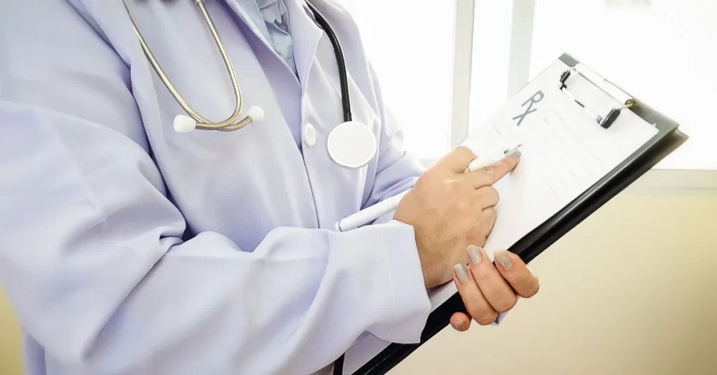 Lekarz oblicza cenę terapii testosteronem w ujęciu miesięcznym