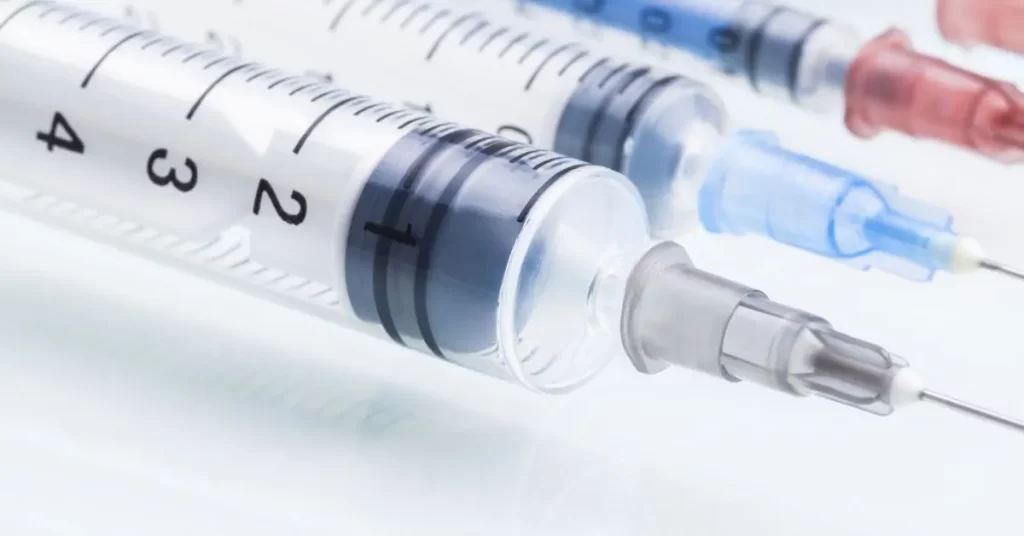 Zdjęcie przedstawia strzykawki, co jest nawiązaniem do dawkowania testosteronu w trakcie terapii testosteronem