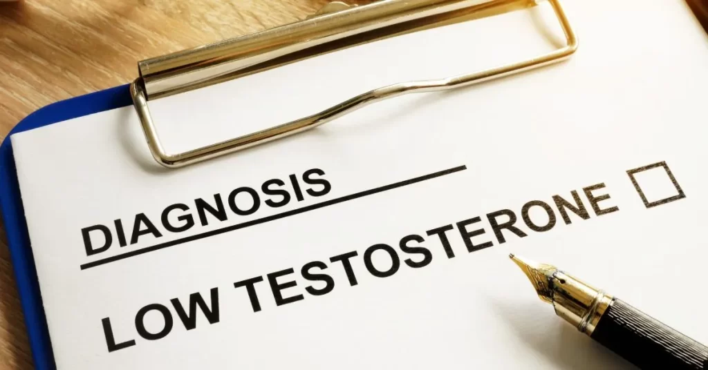 Kartka z angielskim napisem "Low testosterone" - oznaczająca "niedobór testosteronu"