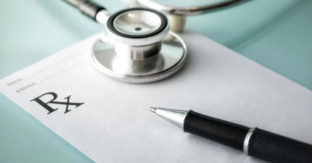 Lekarz przepisuje pacjentowi receptę na testosteron