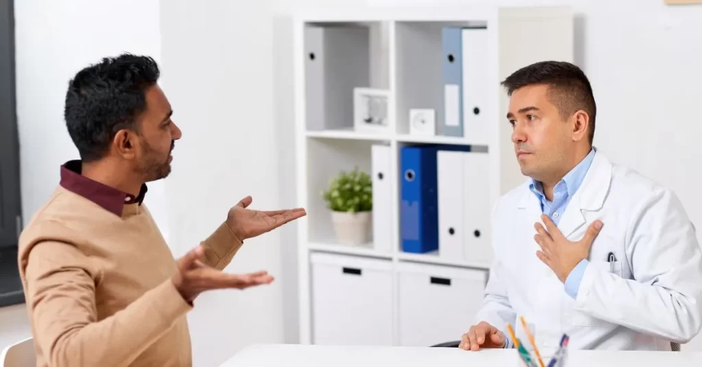 Mężczyzna po 40 roku życia rozmawia z lekarzem o zasadności stosowania terapii testosteronem