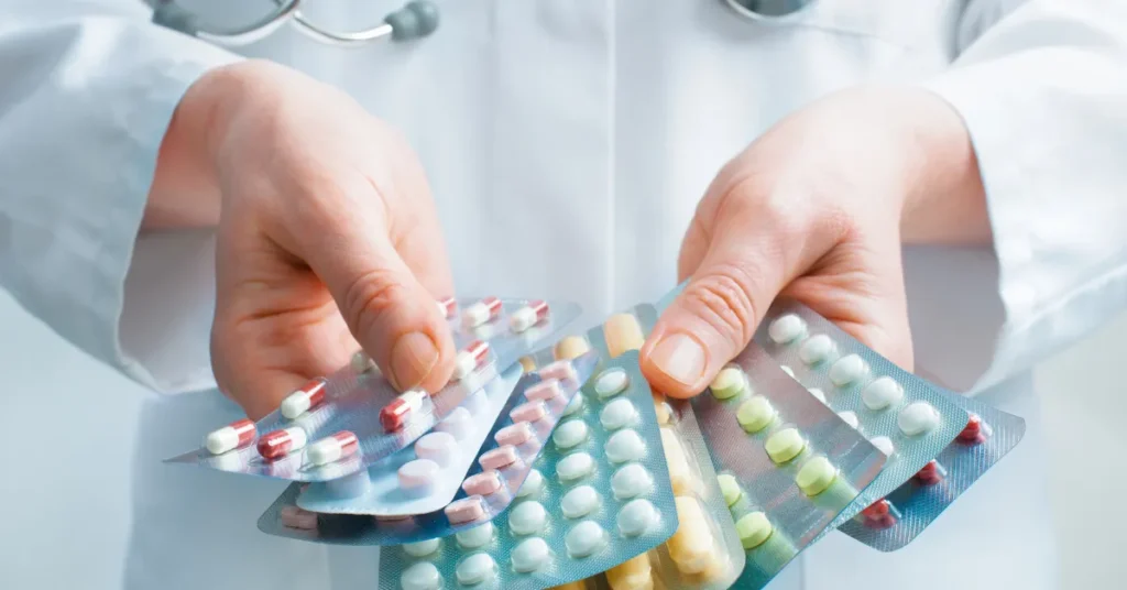 Lekarz trzyma leki: Tamoxifen i clomifen