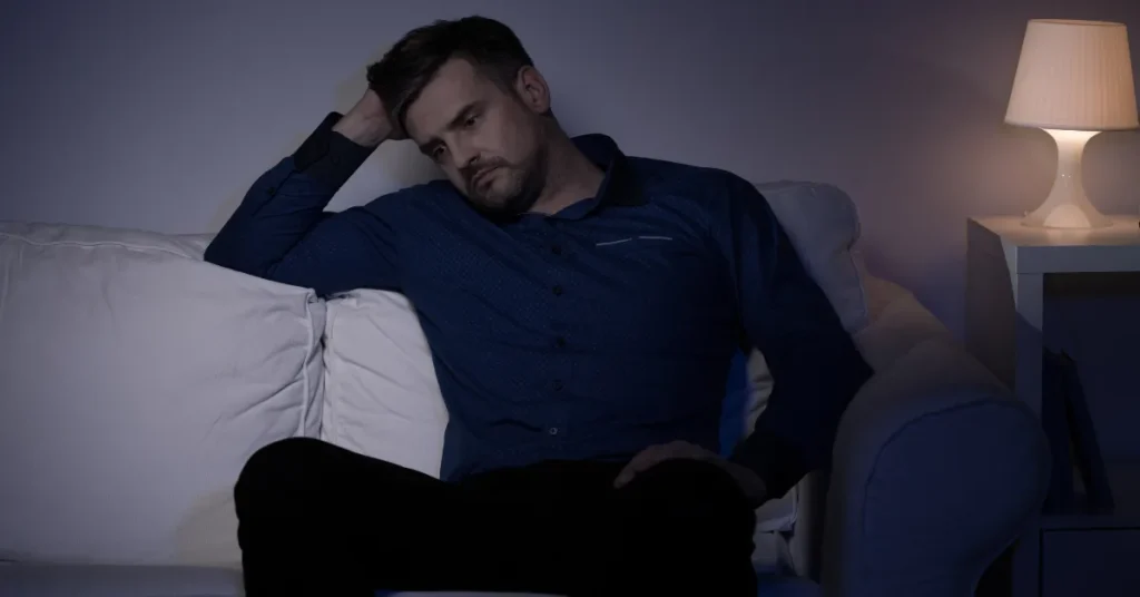 Mężczyzna w średnim wieku zastanawia się nad sensem życia