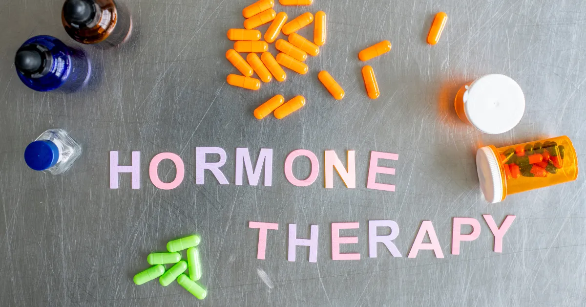 Napis "Hormone therapy" nawiazujący do tematu artykułu czyli terapii testosteronem
