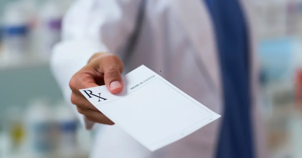 Lekarz wypisuje pacjentowi receptę